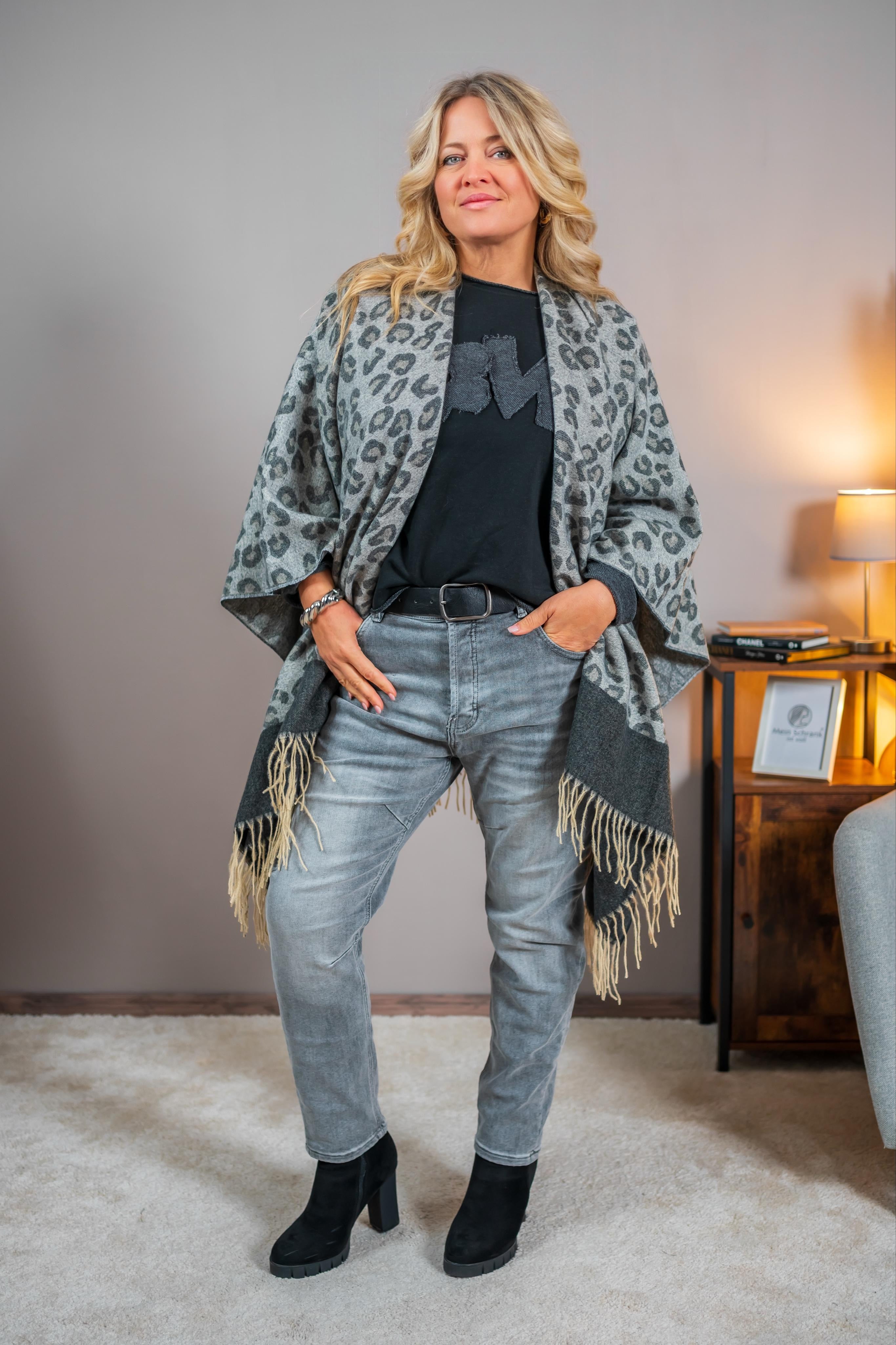 Poncho in Grau mit Leo-Print