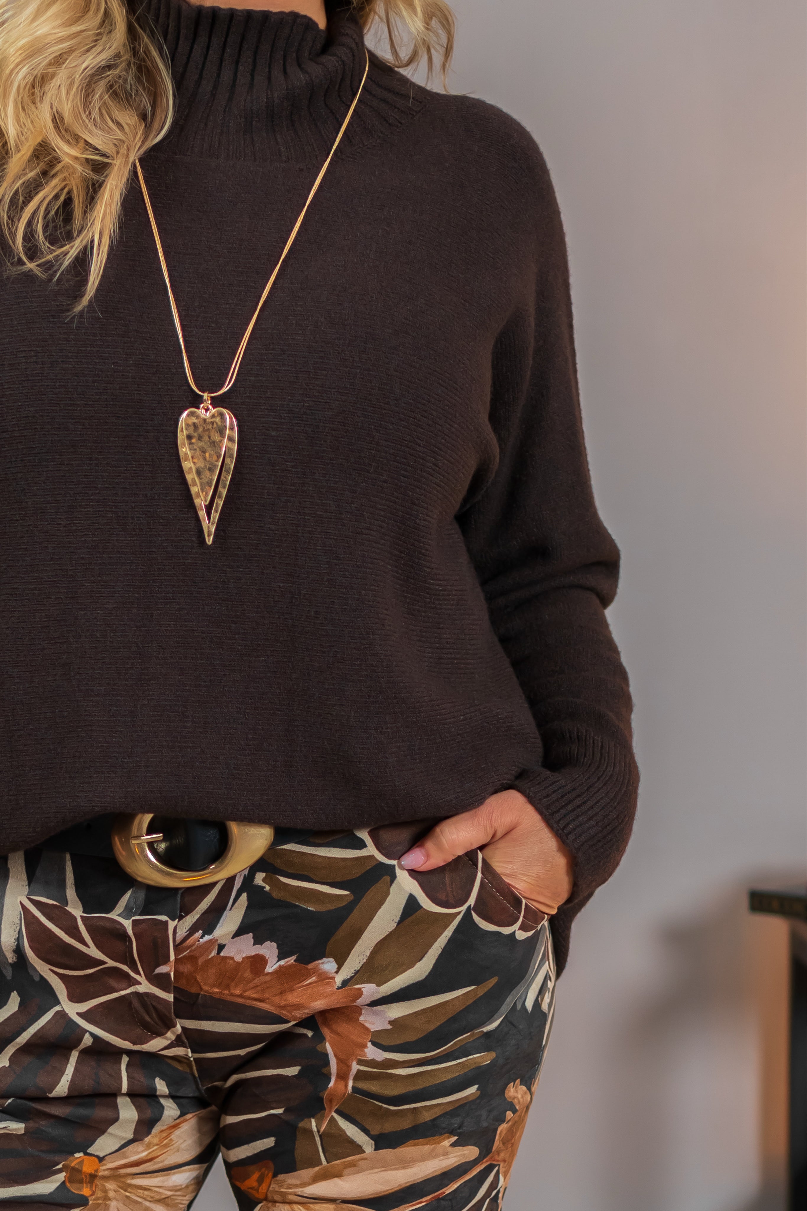 Weiter Strickpullover mit Stehkragen, dunkelbraun