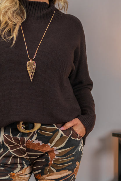 Weiter Strickpullover mit Stehkragen, dunkelbraun