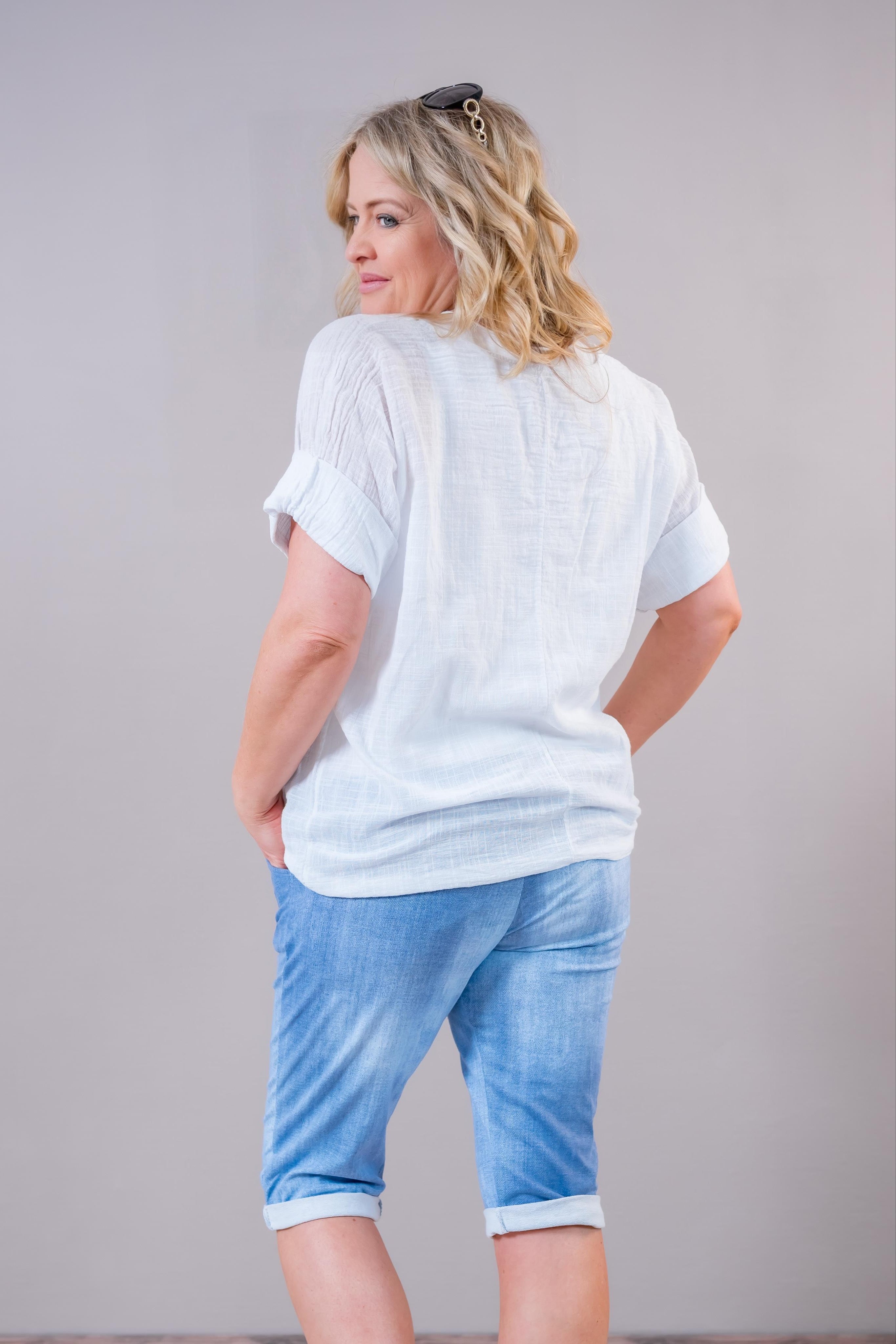 Blusenshirt in Leinen-Optik mit Halskette, wollweiß