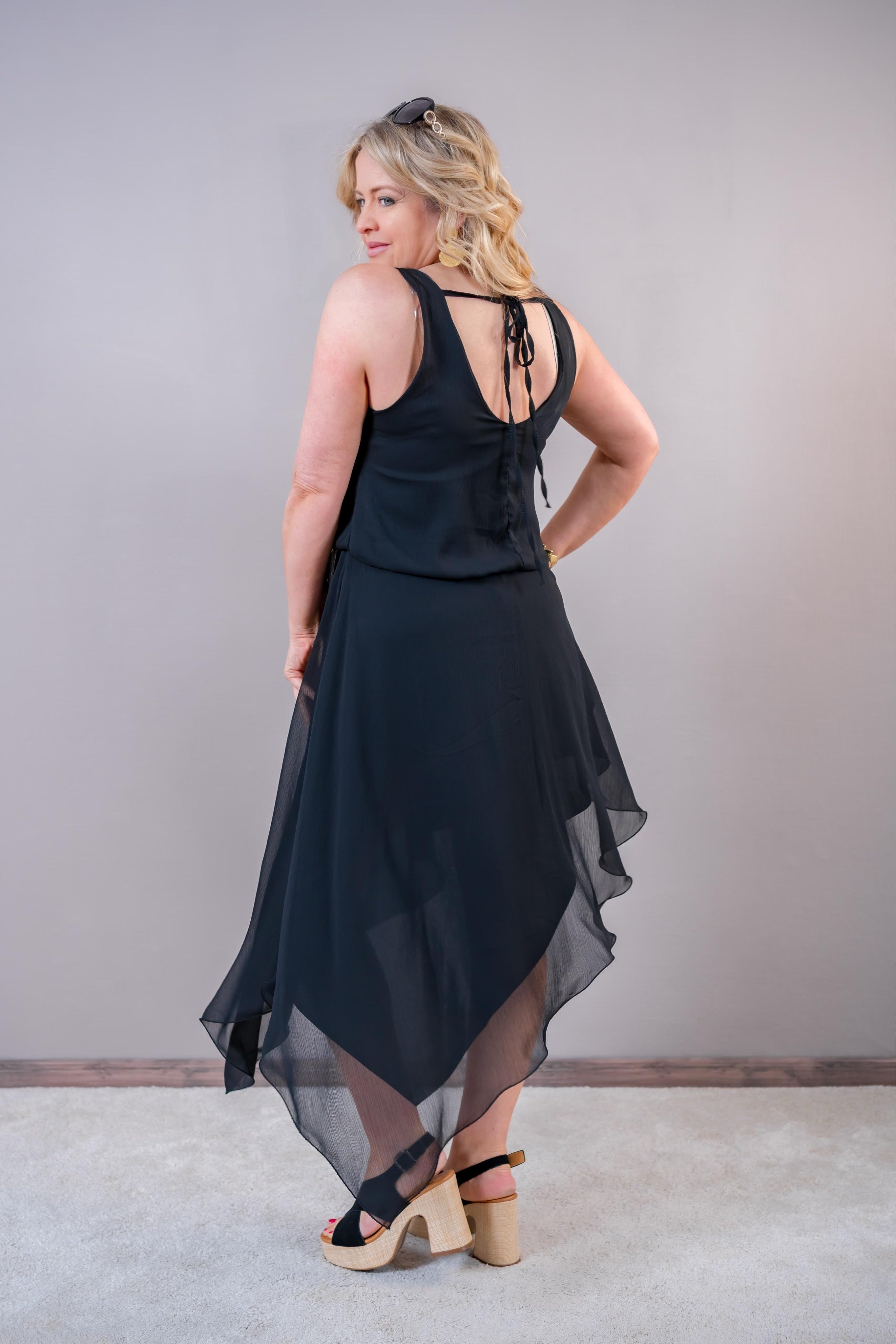 Asymmetrisches Chiffonkleid, schwarz