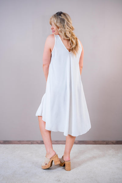 Elegantes Trägerkleid mit V-Ausschnitt, wollweiß