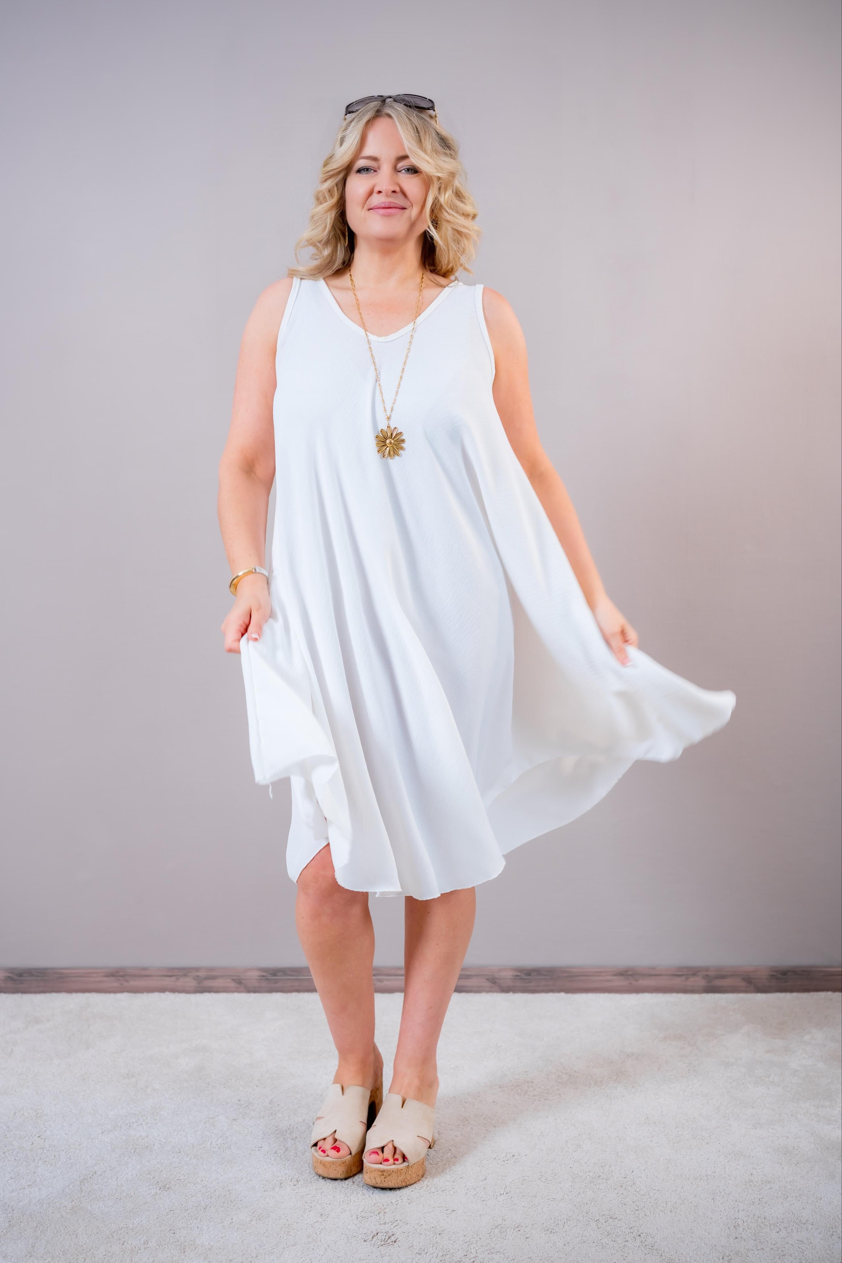 Elegantes Trägerkleid mit V-Ausschnitt, wollweiß