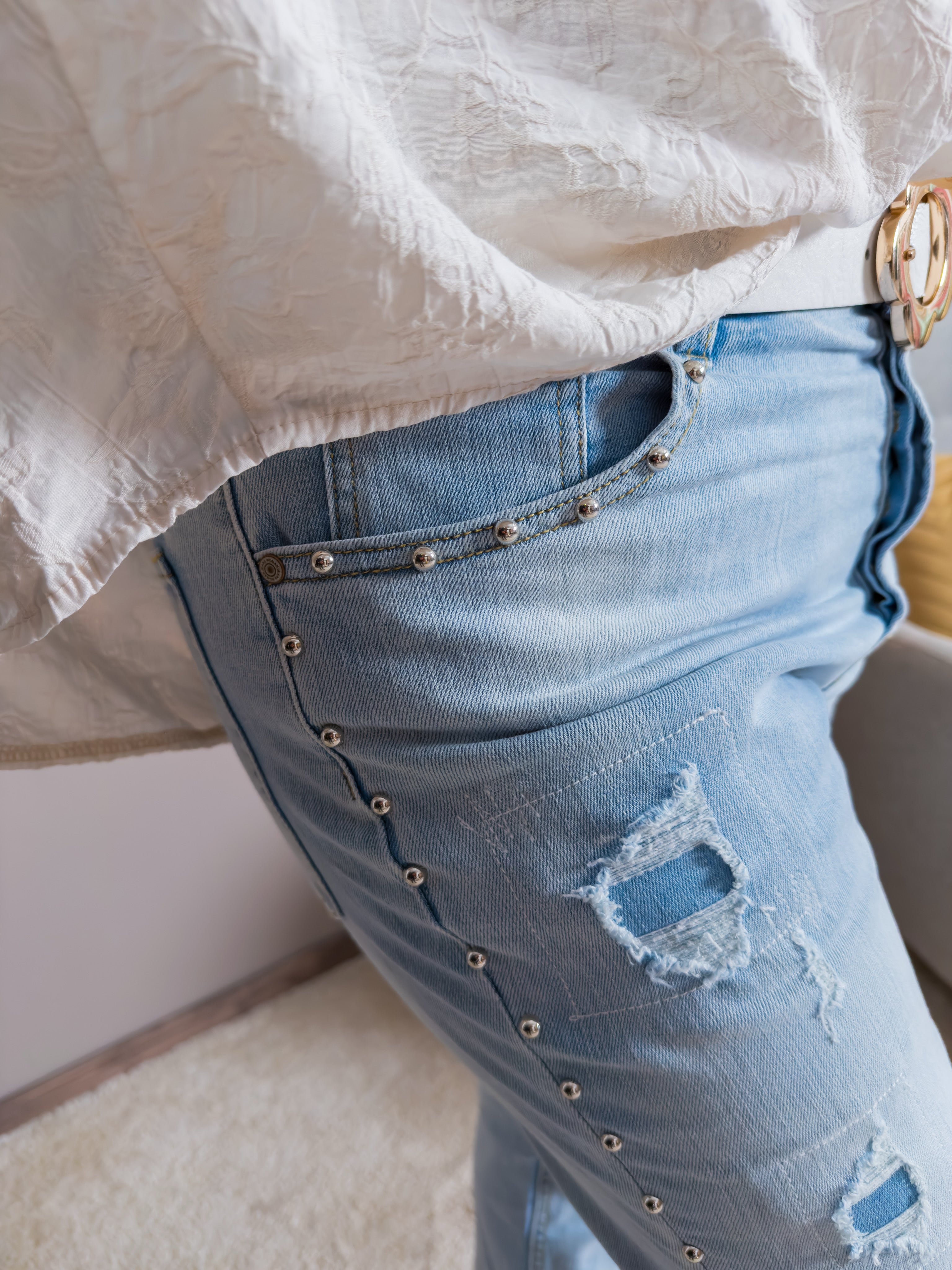Jeans mit Nieten-Details und Destroyed-Effekten, hellblau