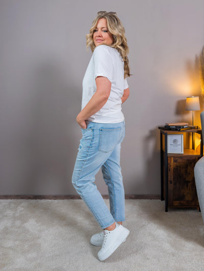 Jeans mit Nieten-Details und Destroyed-Effekten, hellblau