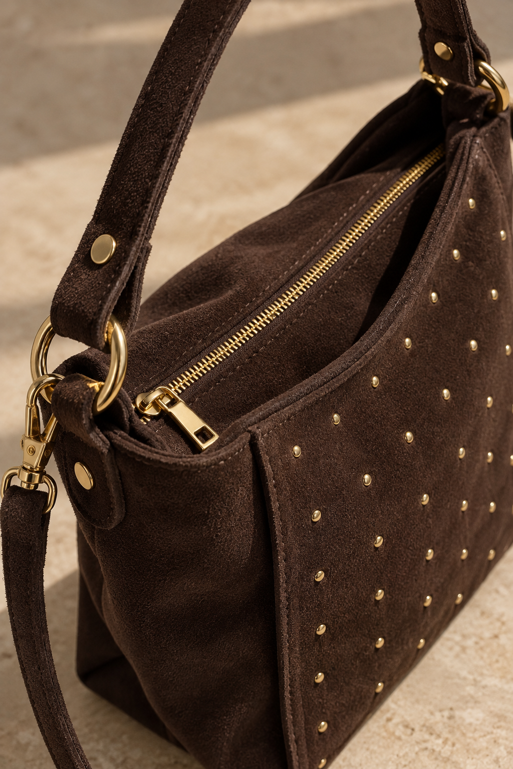Schultertasche "Soft Studs" mit Nieten, schokobraun