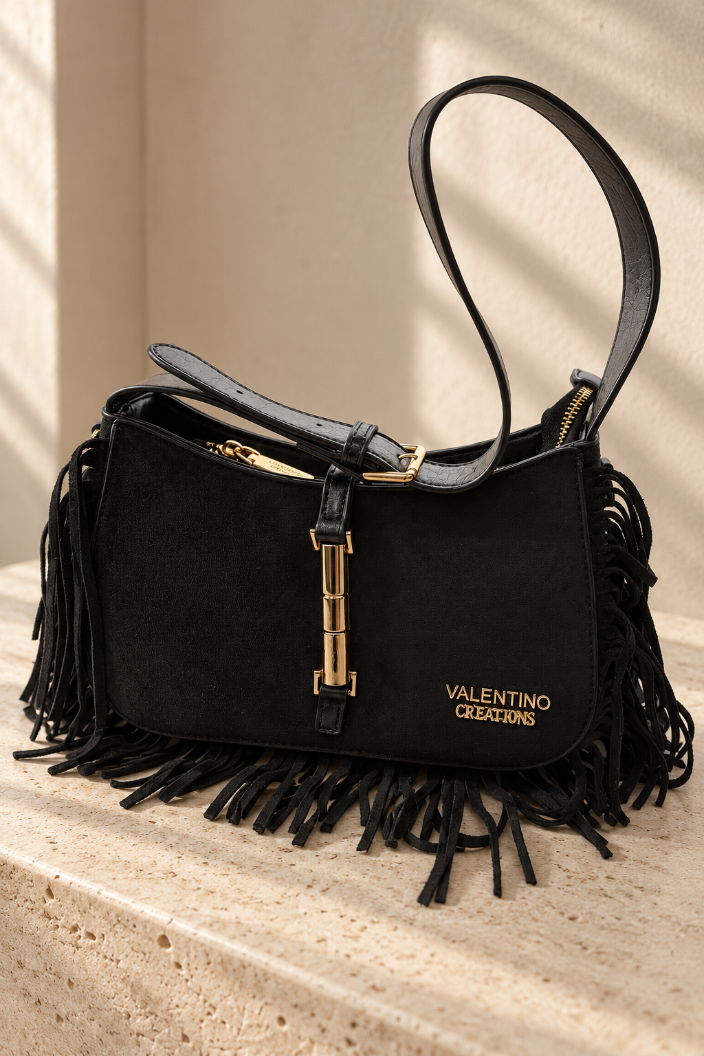 Elegante Schultertasche in Velours-Optik mit Fransen, schwarz