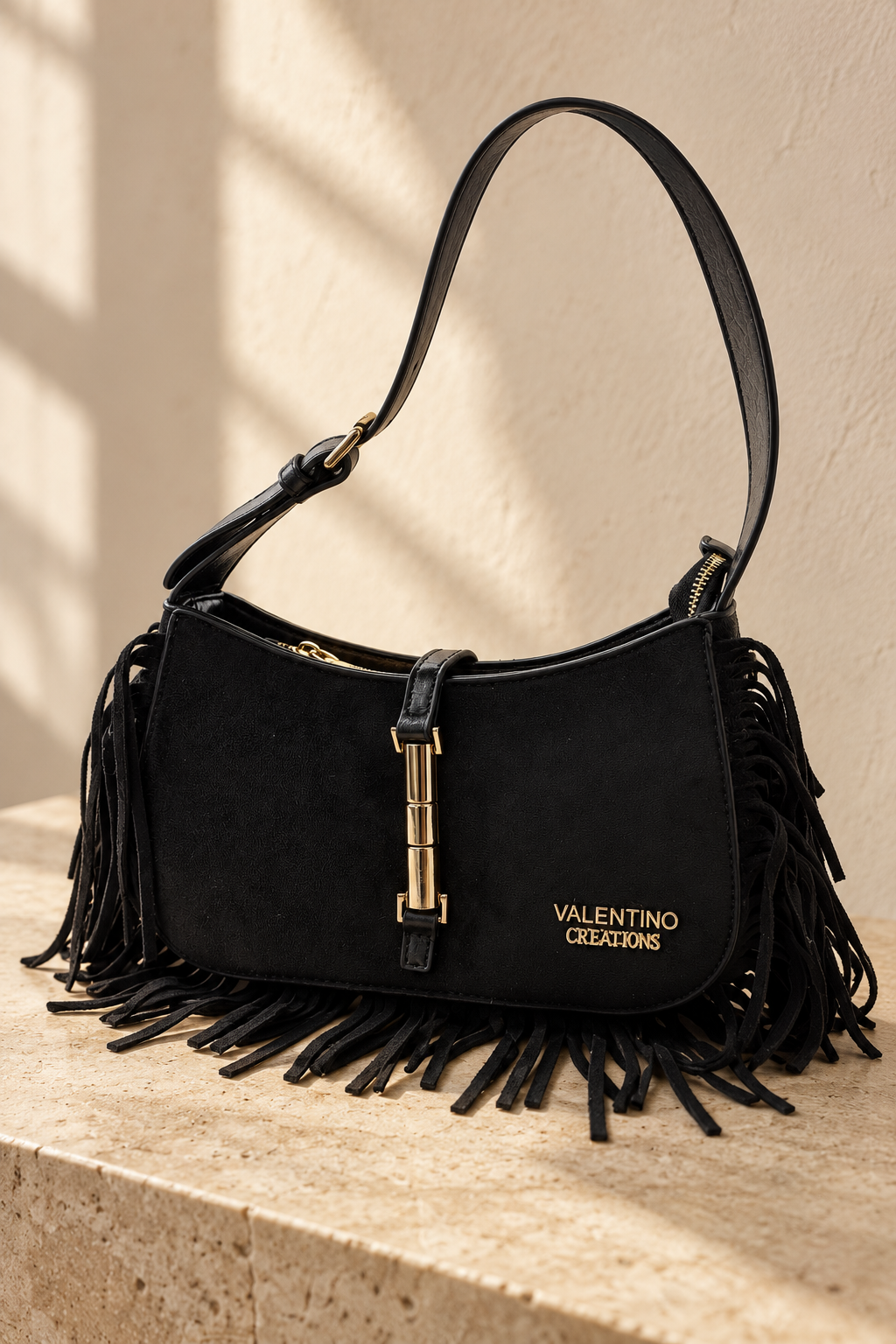 Elegante Schultertasche in Velours-Optik mit Fransen, schwarz