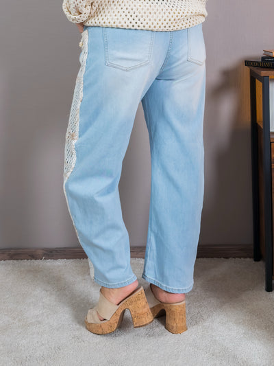 Boho Jeans mit Häkelband und Perlendetails, hellblau