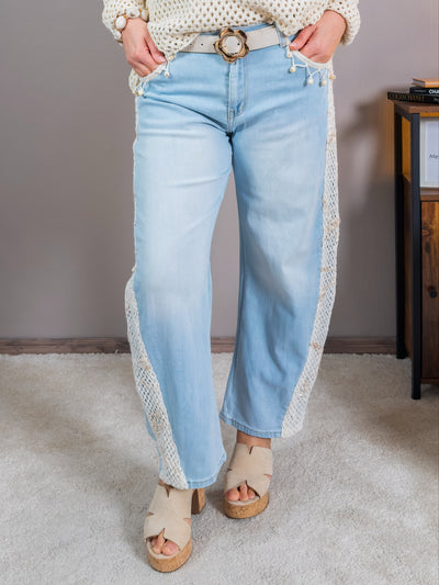 Boho Jeans mit Häkelband und Perlendetails, hellblau