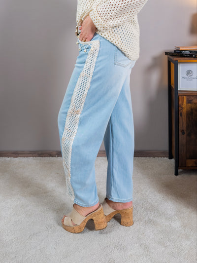 Boho Jeans mit Häkelband und Perlendetails, hellblau