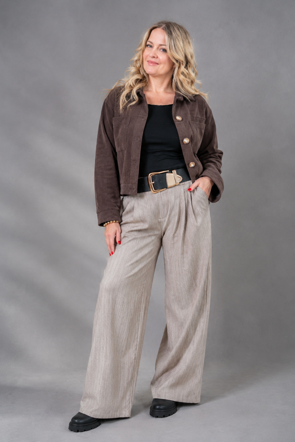 Kurze Jacke in Cord-Optik, schokobraun
