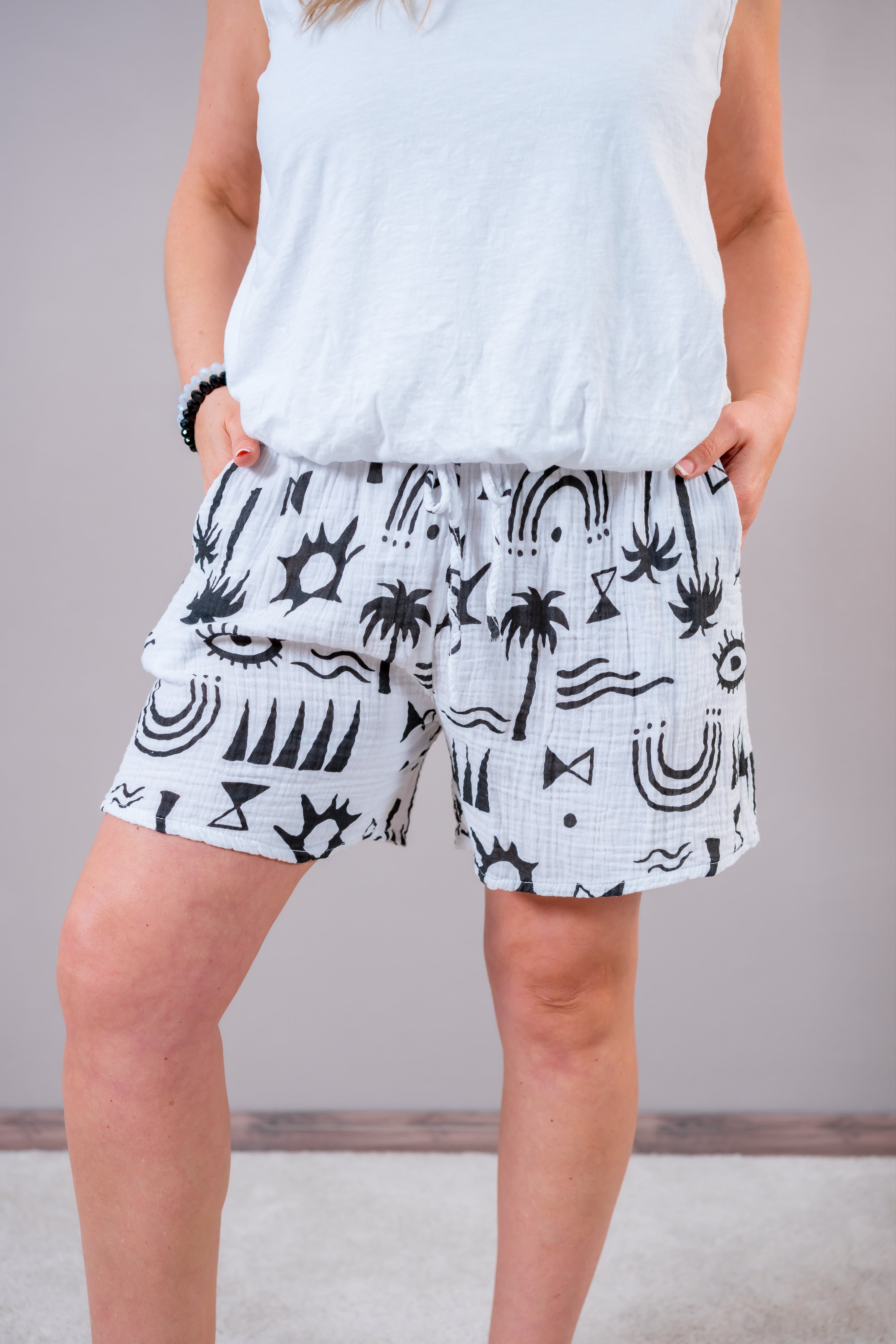 Kurze Musselin-Hose mit Print, weiß/schwarz