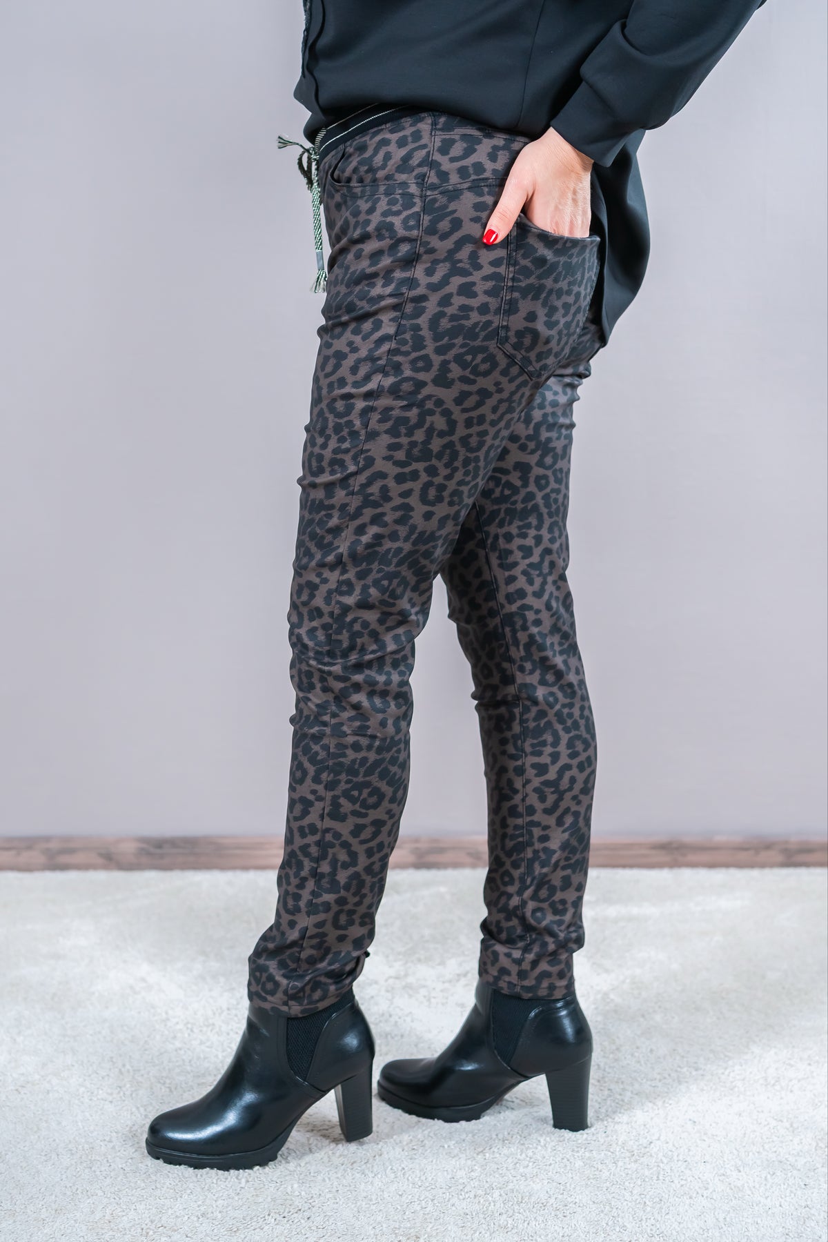 Stretchhose in Lederoptik mit Leo Design, schwarz