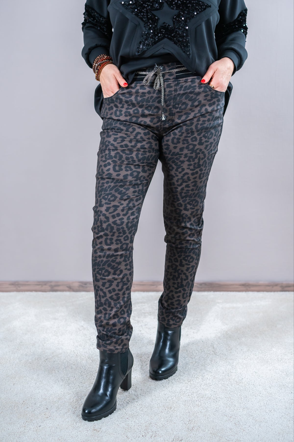 Stretchhose in Lederoptik mit Leo Design, schwarz