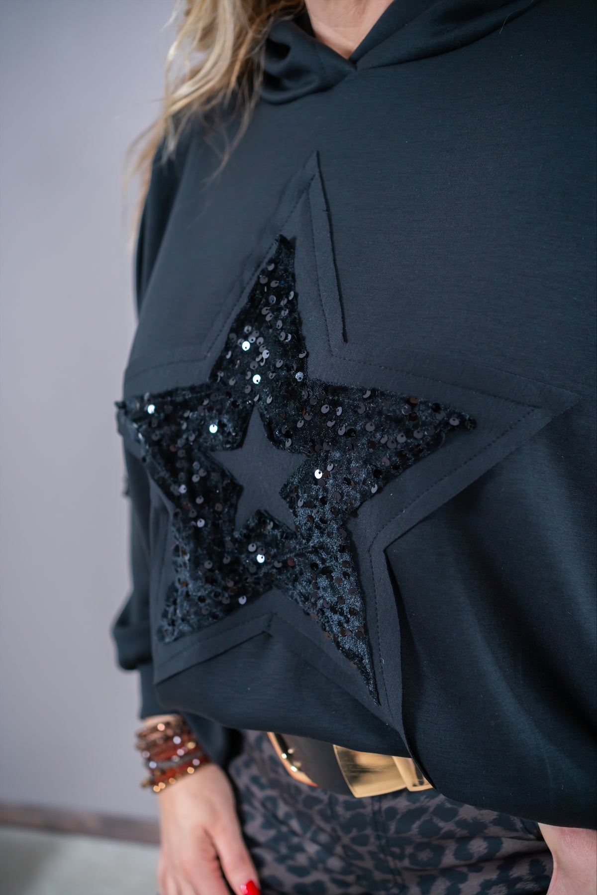 Hoodie mit Pailletten-Stern, schwarz