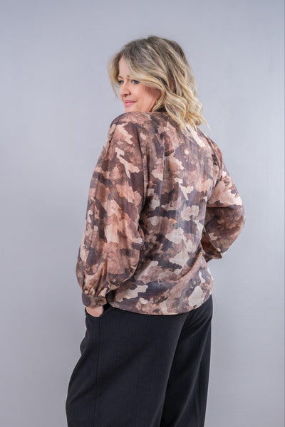 Camouflage Bluse mit Schleifen-Detail, beige/braun