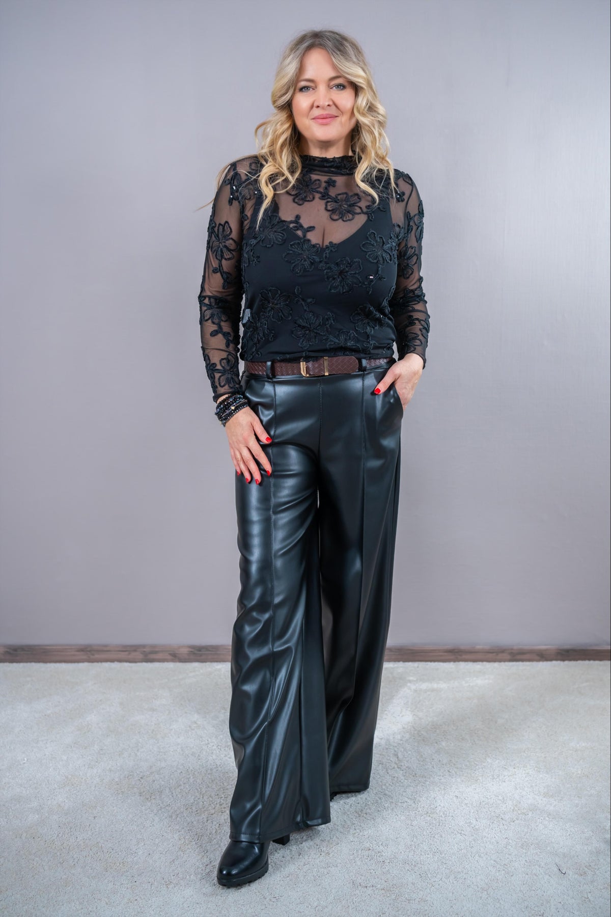 Langarmshirt mit Blumen Stickerei, schwarz