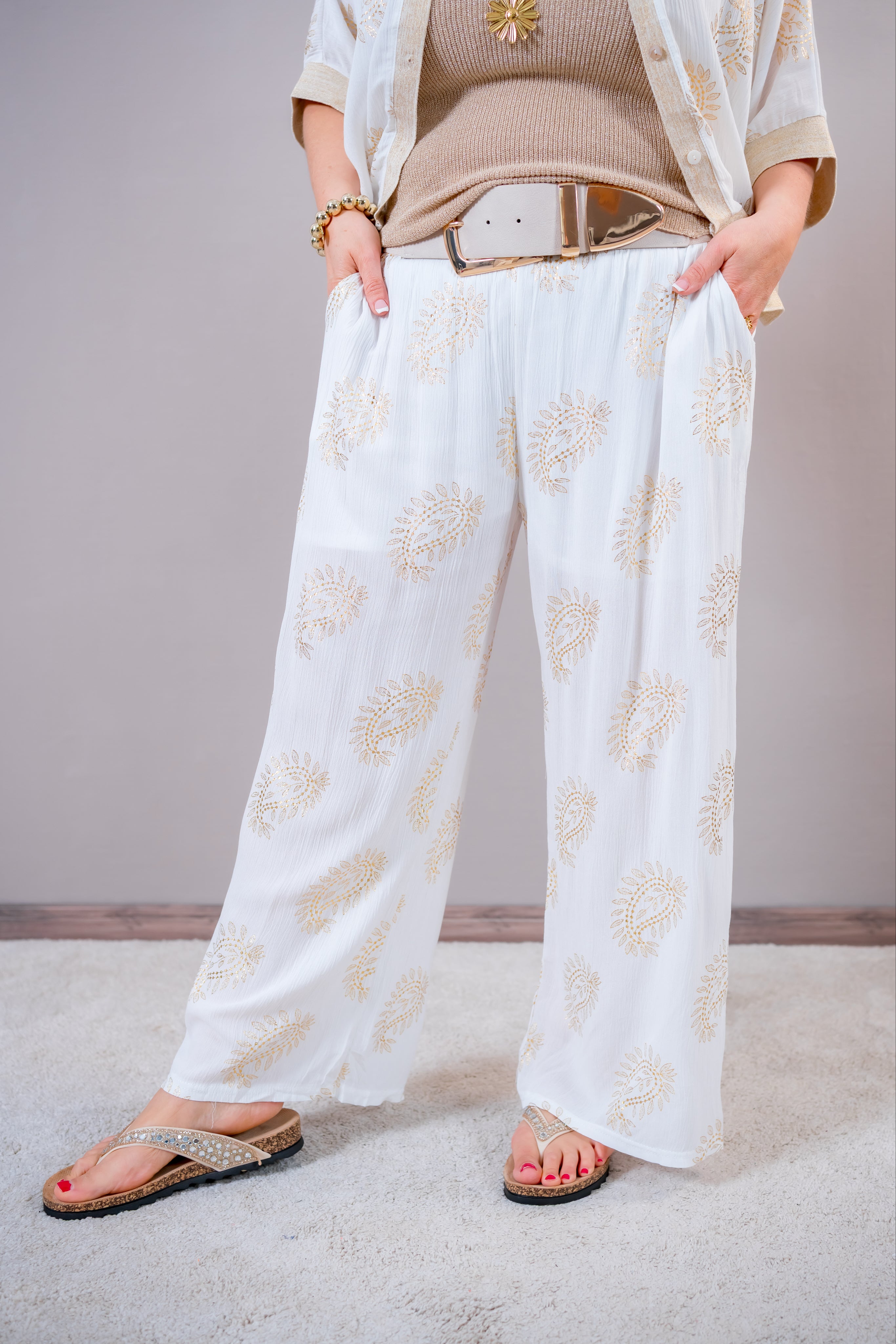 Weite Hose mit goldenem Muster, cremeweiß