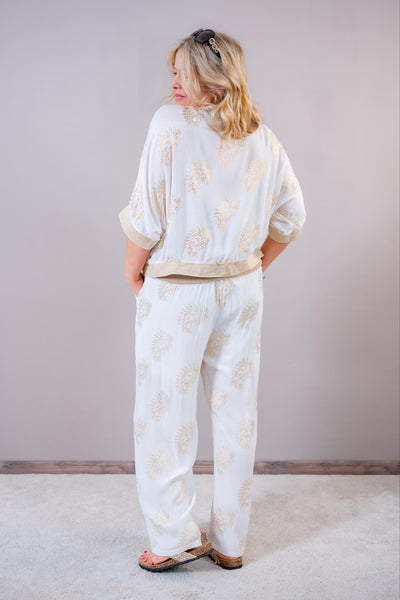 Weite Hose mit goldenem Muster, cremeweiß