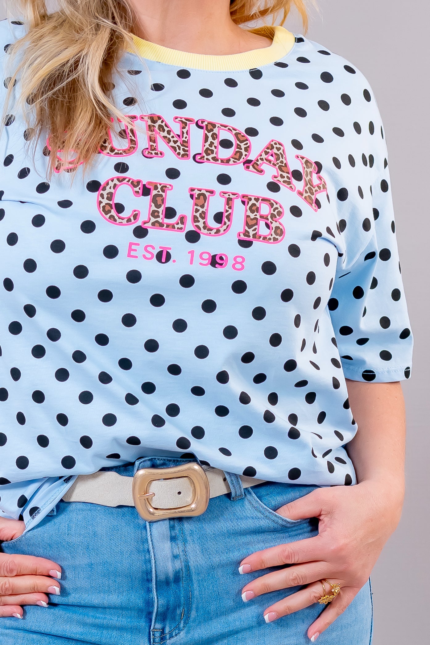 T-Shirt mit Punkten "SUNDAY CLUB", hellblau/schwarz/gelb