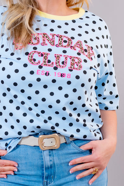 T-Shirt mit Punkten "SUNDAY CLUB", hellblau/schwarz/gelb