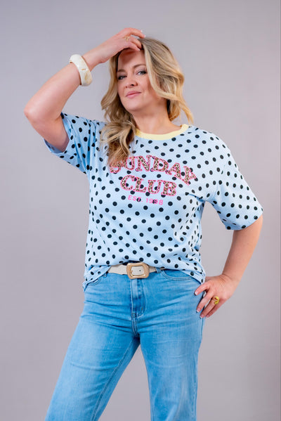 T-Shirt mit Punkten "SUNDAY CLUB", hellblau/schwarz/gelb