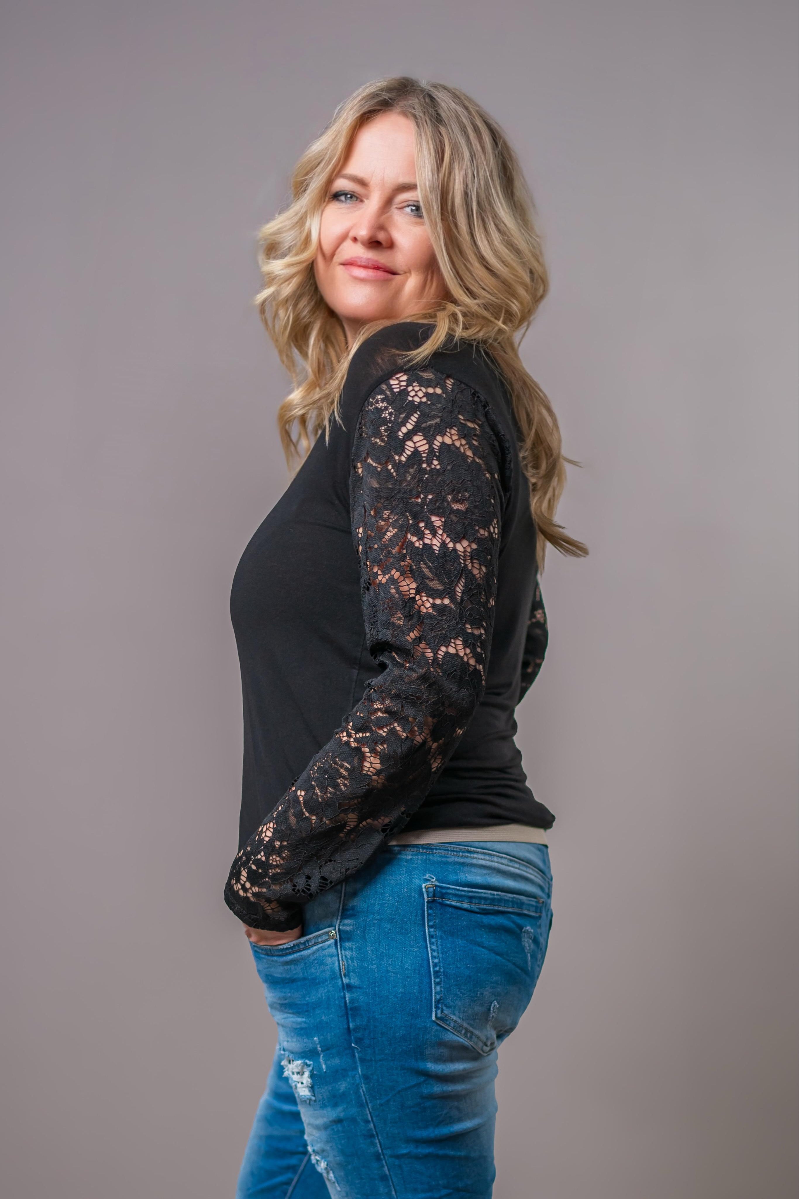 Feines Langarmshirt mit Spitzenärmeln, schwarz