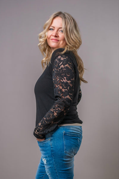 Feines Langarmshirt mit Spitzenärmeln, schwarz