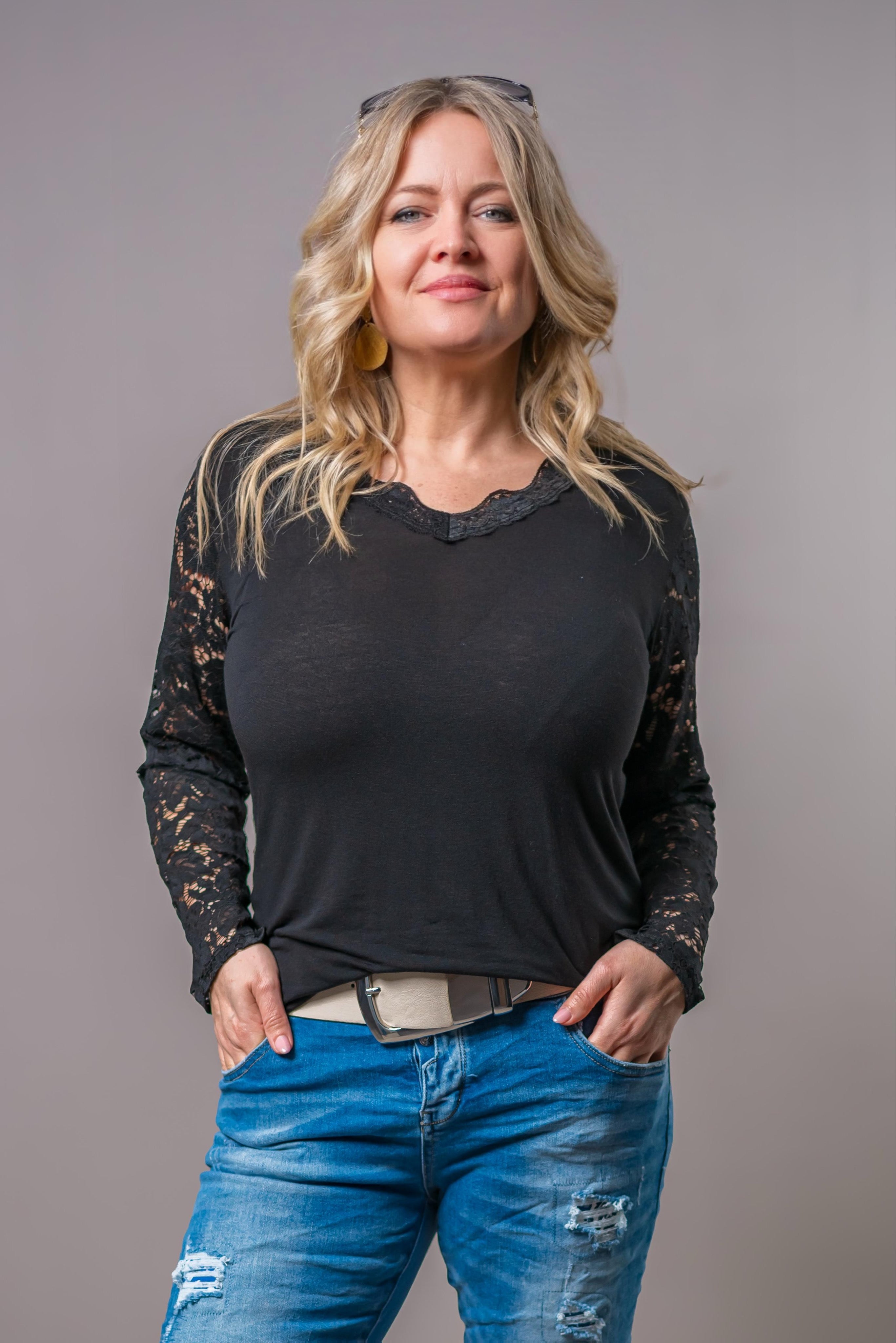 Feines Langarmshirt mit Spitzenärmeln, schwarz