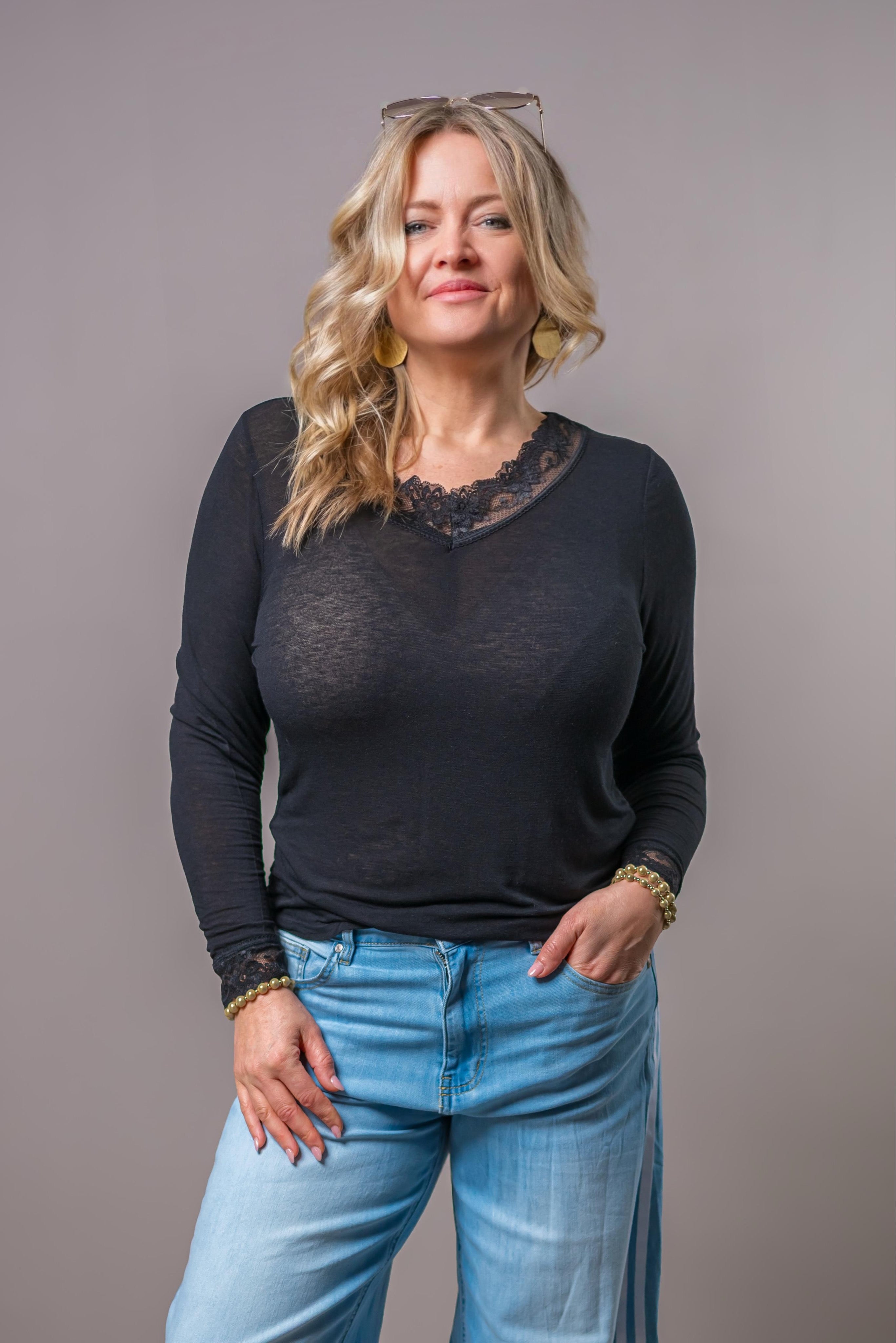 Leichtes Langarmshirt mit Spitzenausschnitt, schwarz