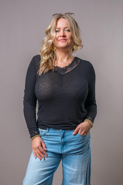 Leichtes Langarmshirt mit Spitzenausschnitt, schwarz