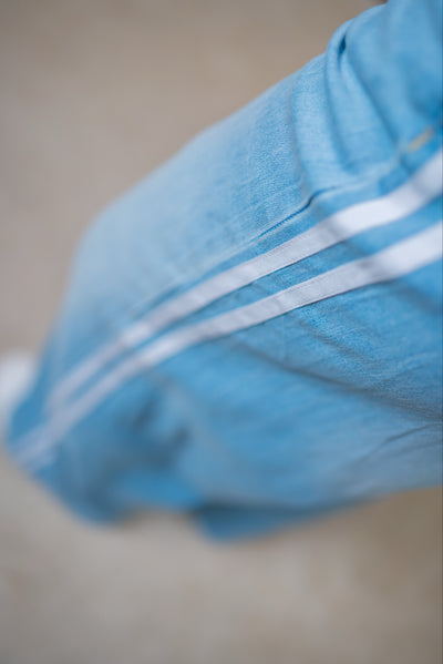 Lässige Wide-Leg-Jeans mit seitlichem Zierstreifen, used-wash hellblau