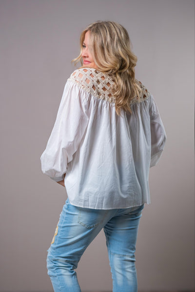 Stylische Bluse mit Häkelanteil, weiß