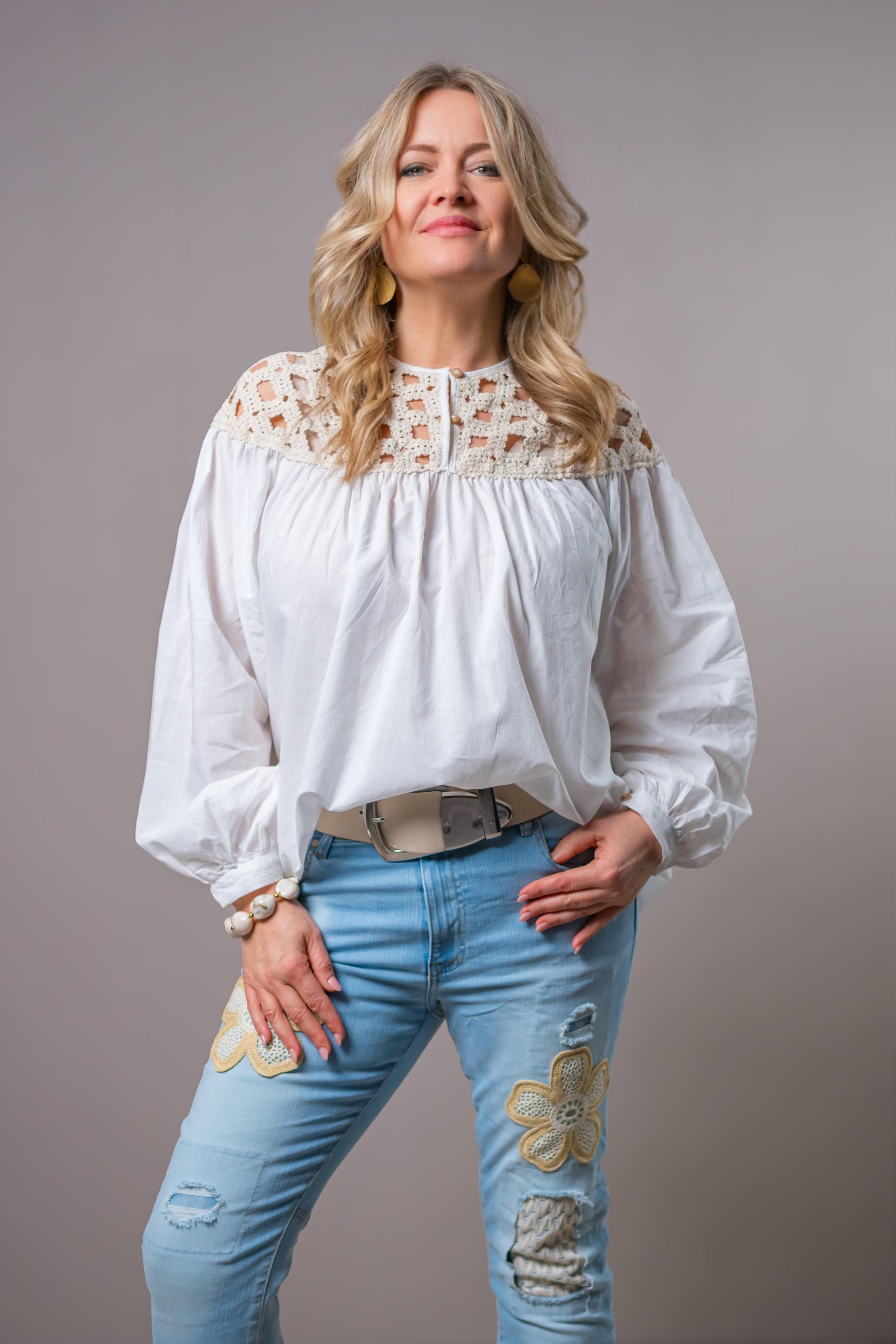 Stylische Bluse mit Häkelanteil, weiß