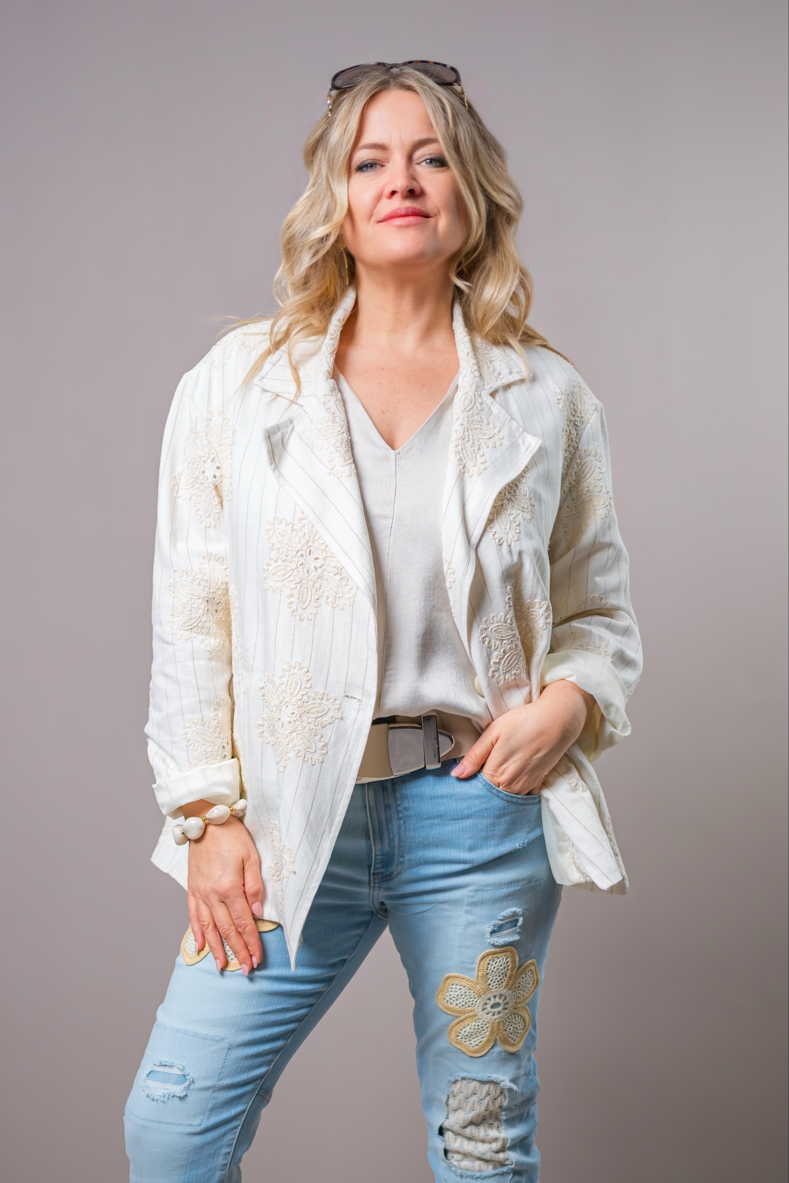 Stylischer Blazer mit Blumen-Stickerei, creme