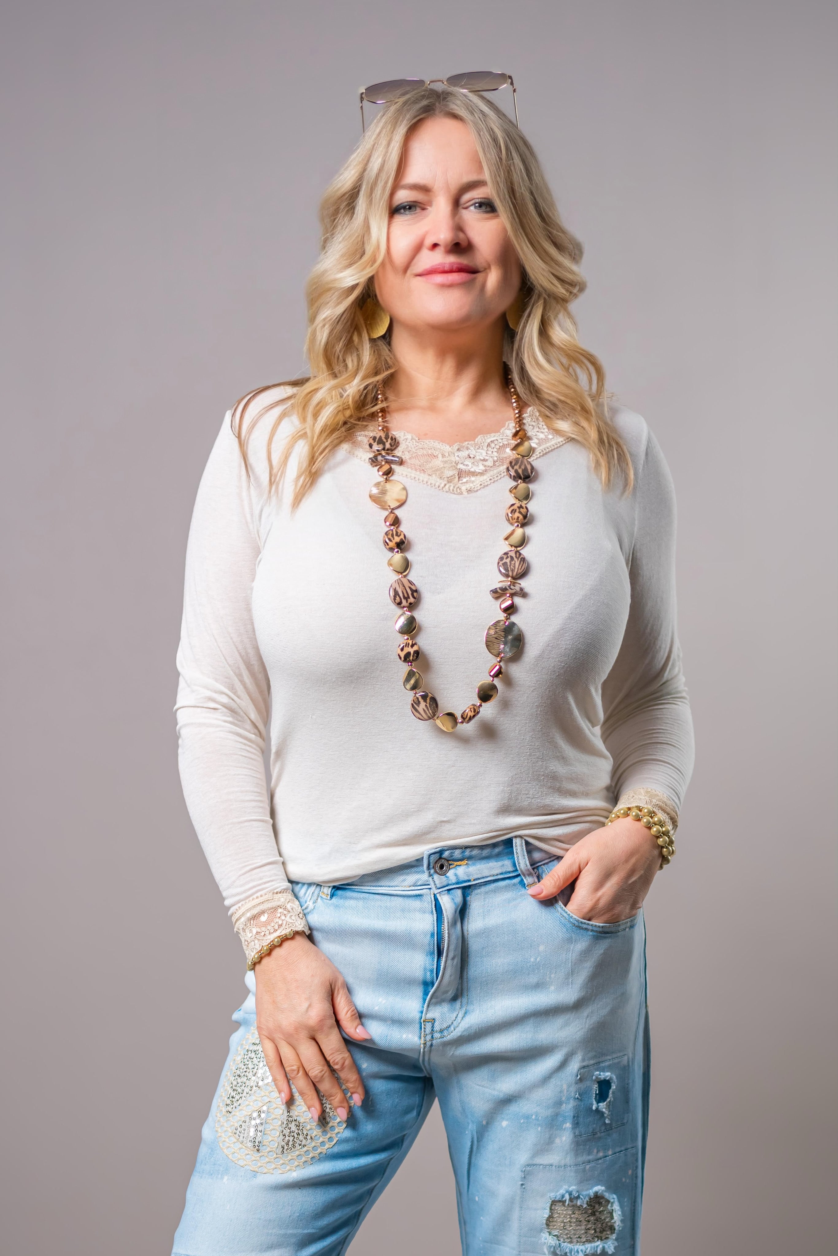 Leichtes Langarmshirt mit Spitzenausschnitt, creme