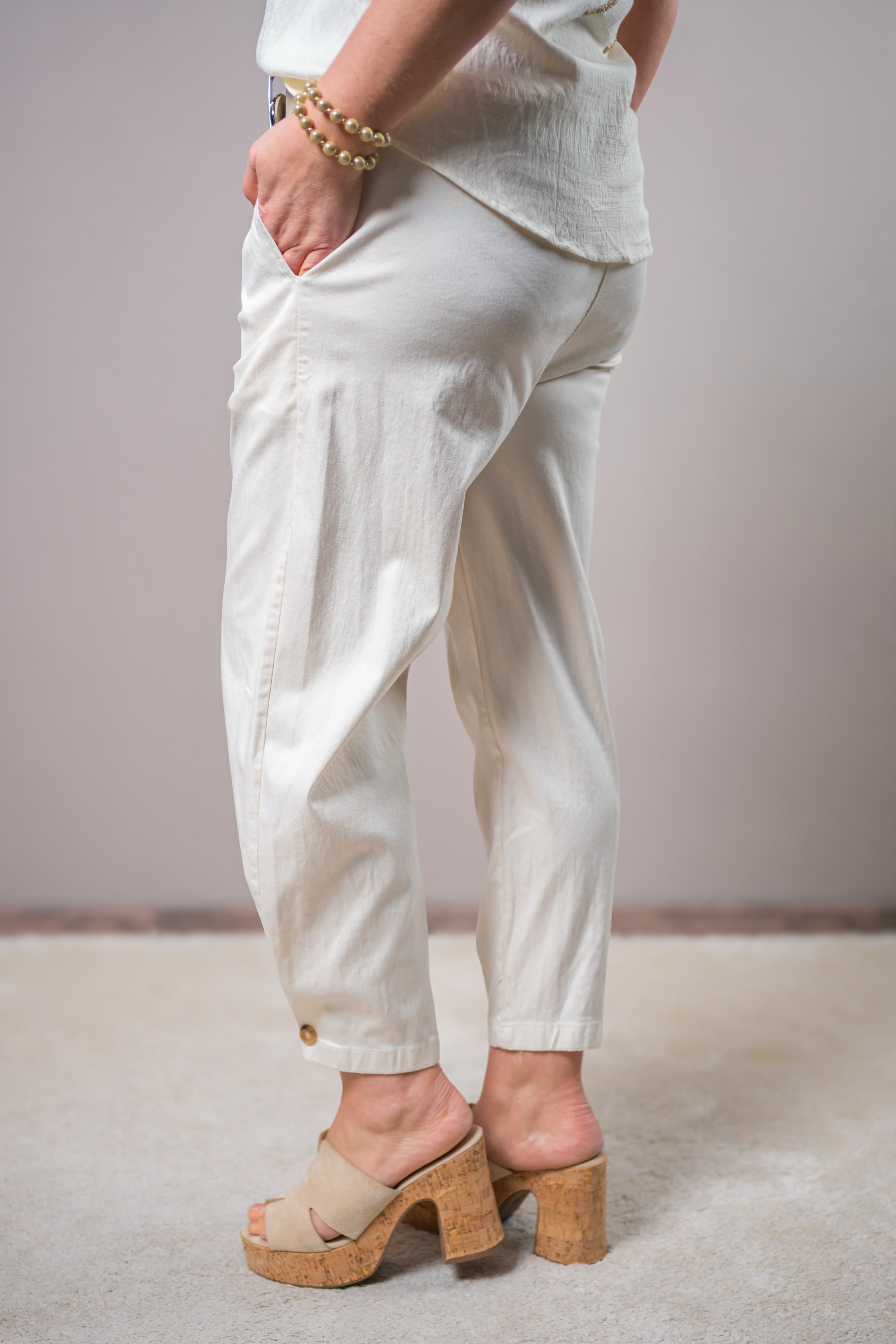 Chino-Hose mit Knopfdetail am Saum, beige