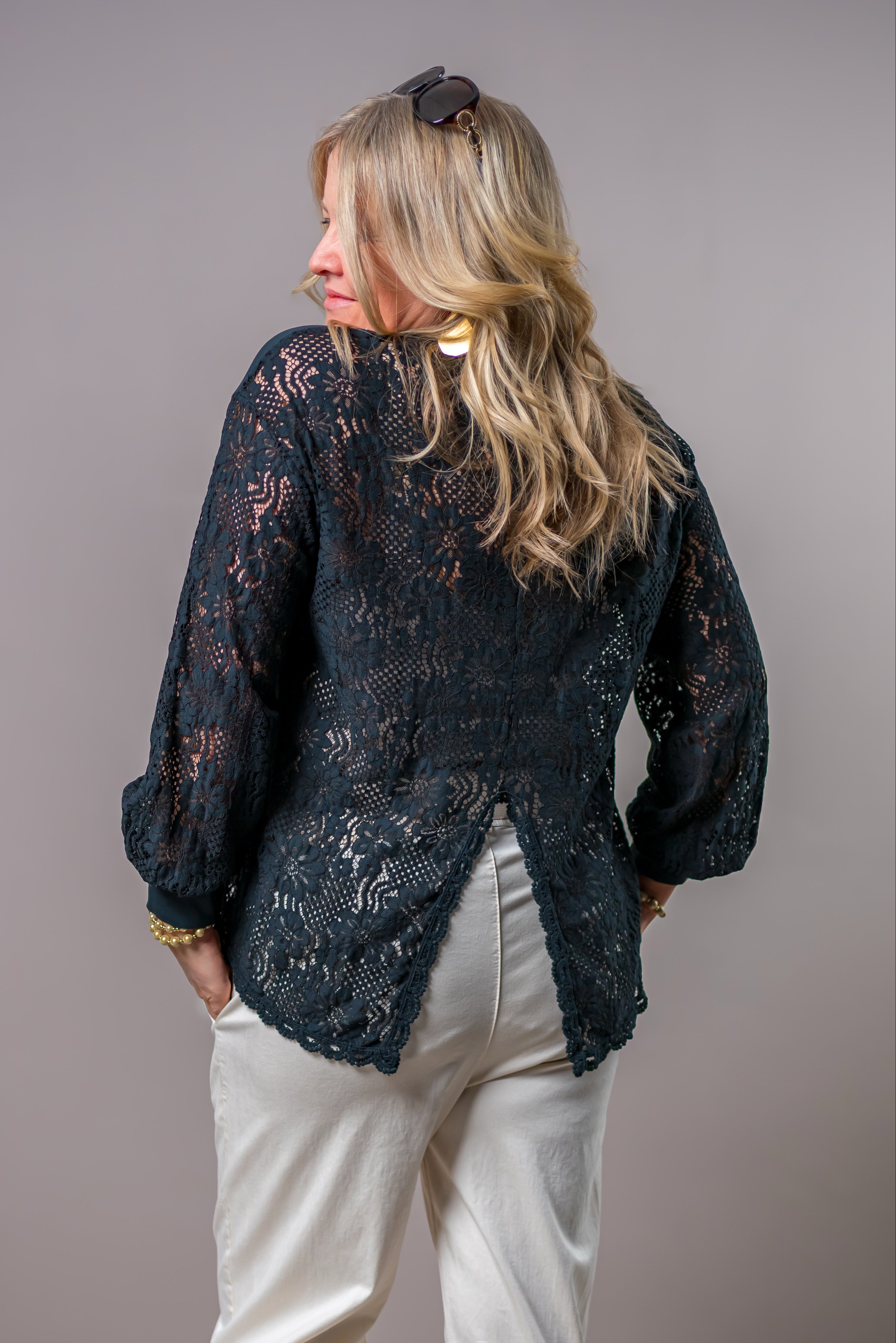 Leichtes Shirt mit Spitzenrücken, schwarz