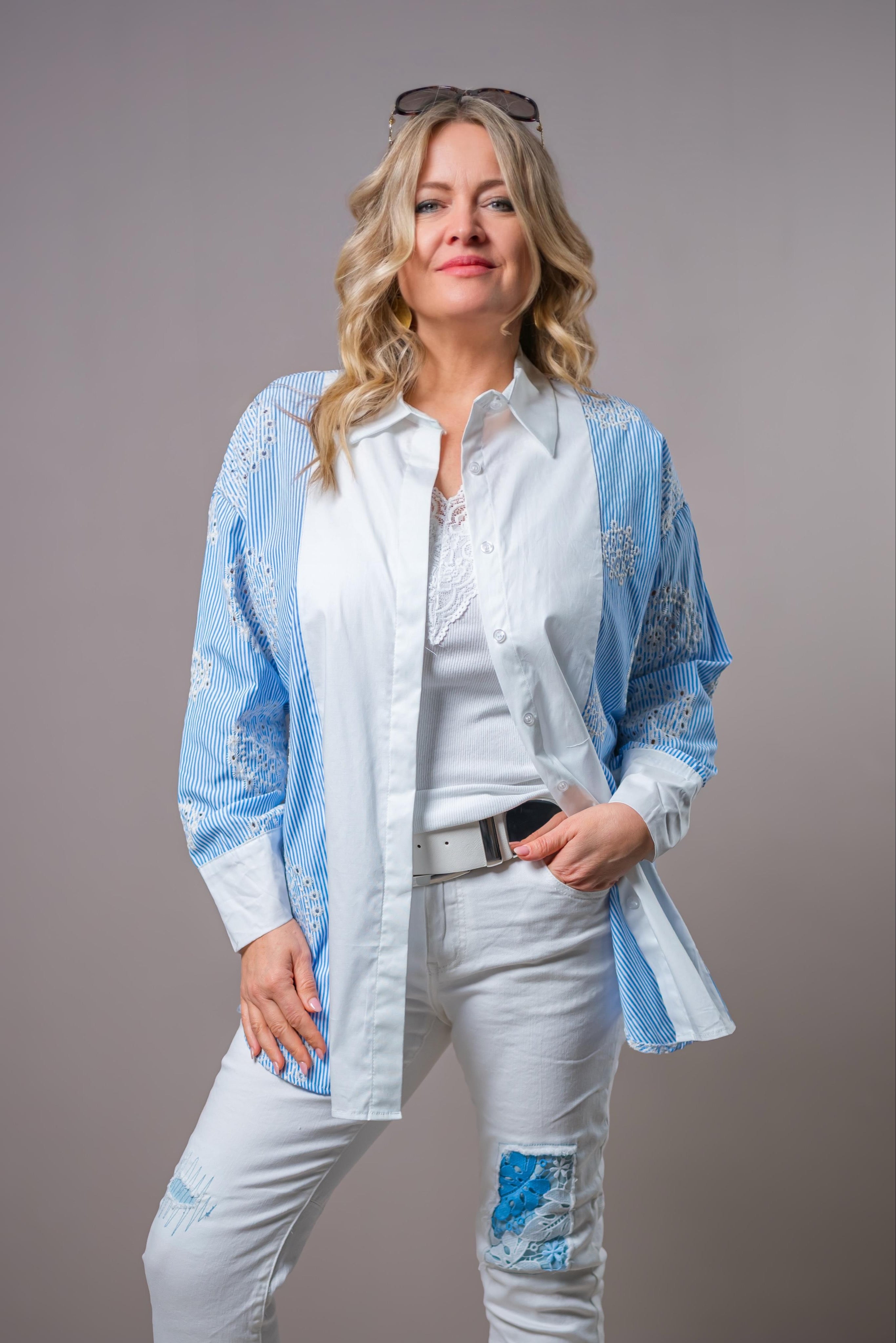 Gestreifte Bluse mit Muster, weiß/blau