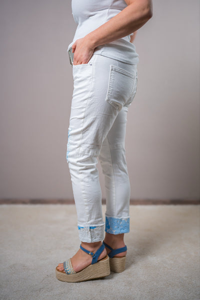 Weiße Jeans mit blauen Spitzen-Patches