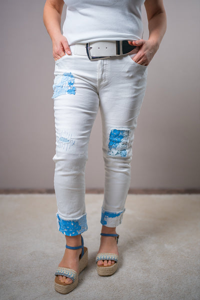 Weiße Jeans mit blauen Spitzen-Patches
