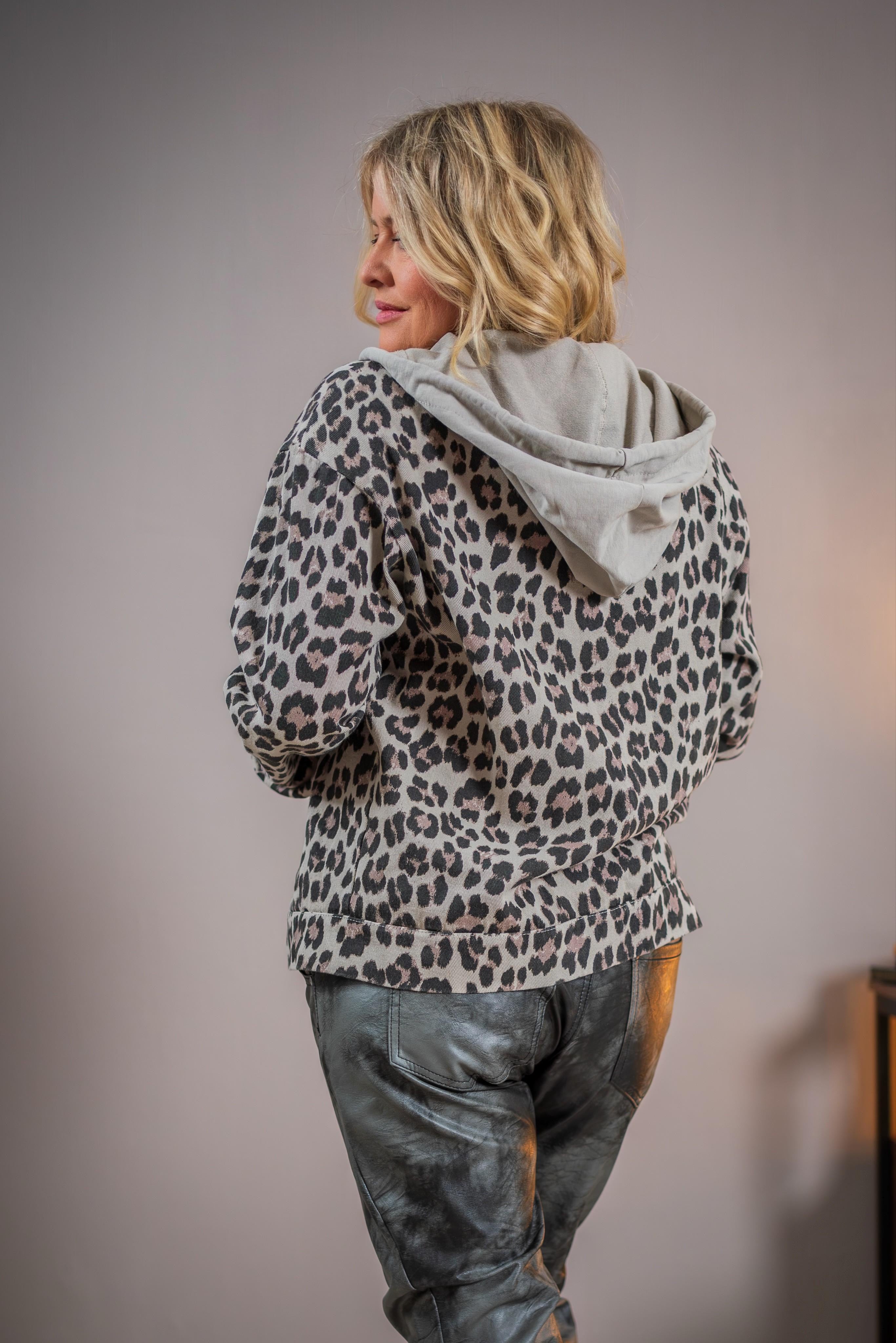 Kapuzenjacke im Jeanslook, Leo-Print