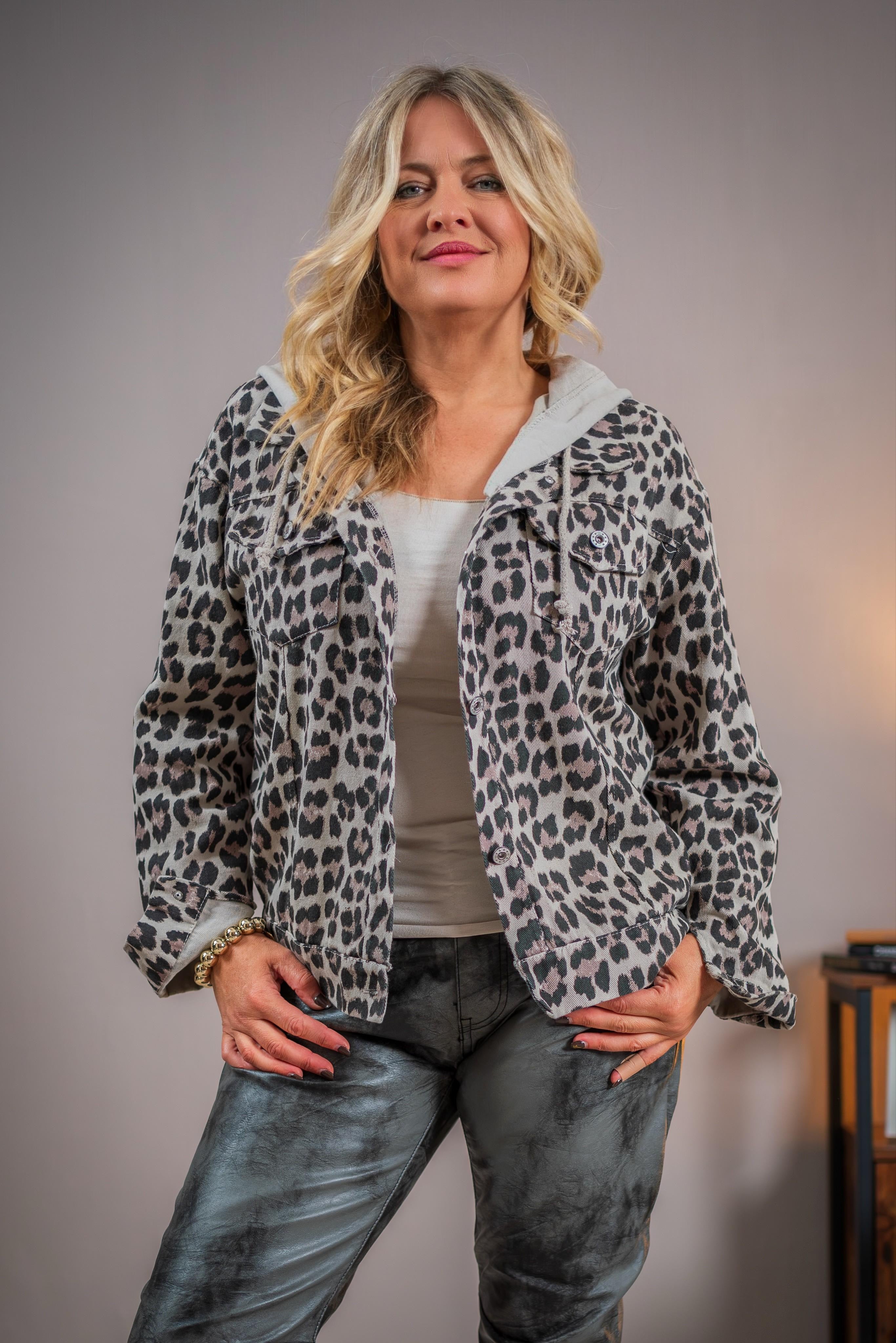 Kapuzenjacke im Jeanslook, Leo-Print