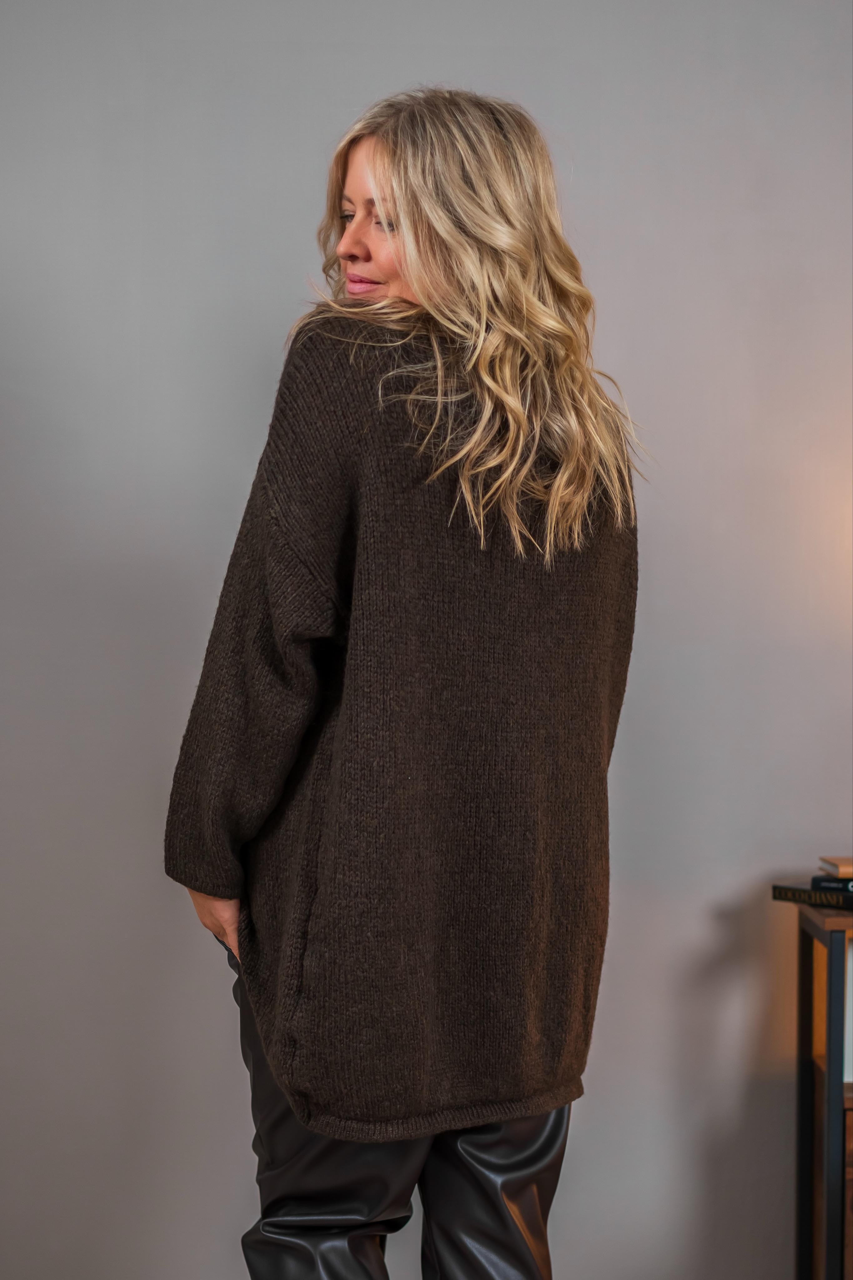 Weicher Strickpullover mit überlappendem Design, dunkelbraun