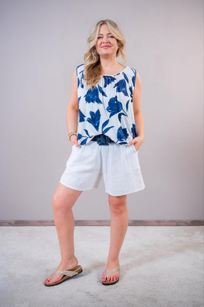 Leichtes Top mit Blumendruck, weiß/blau