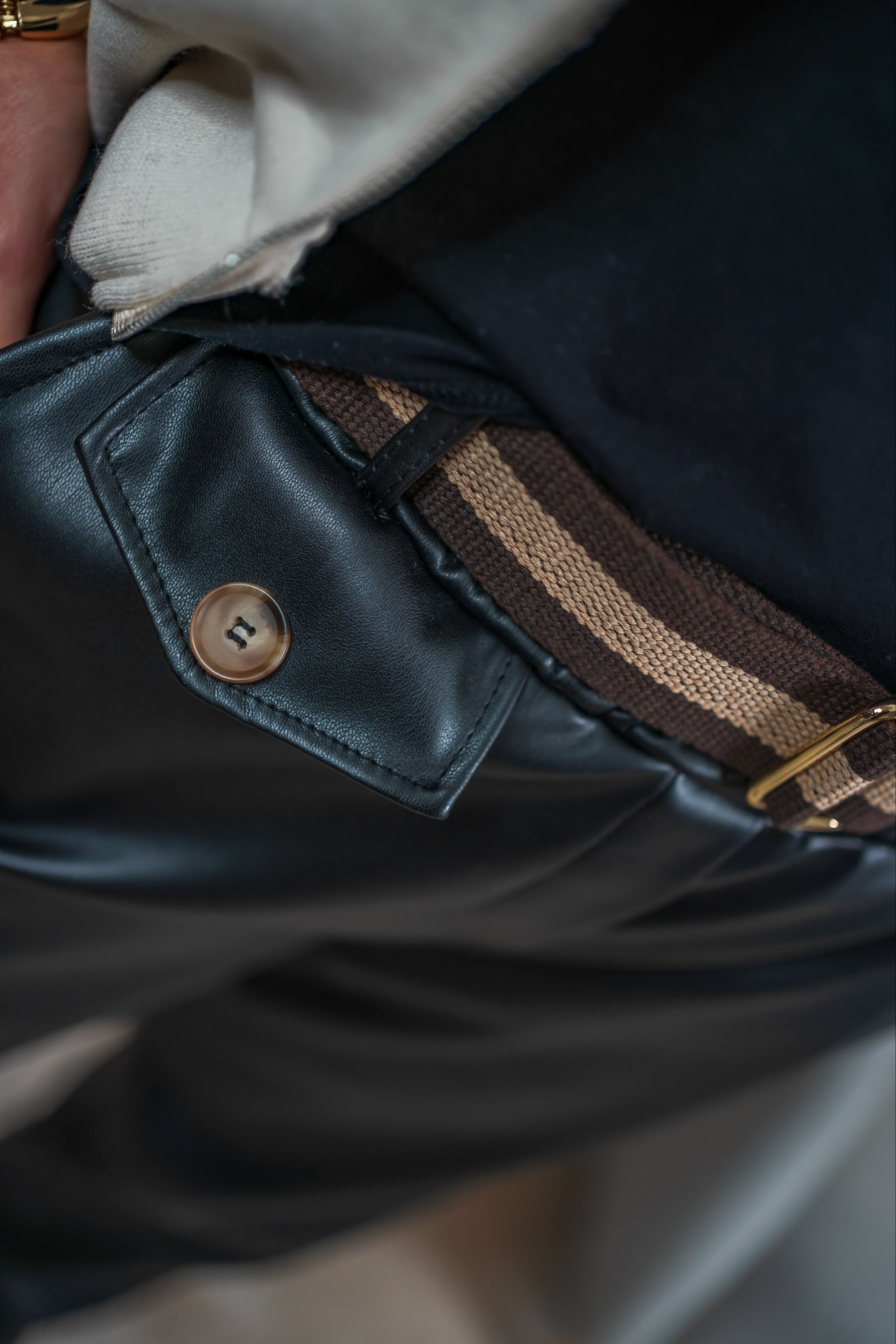 Lederimitatshose mit Gürtel, schwarz