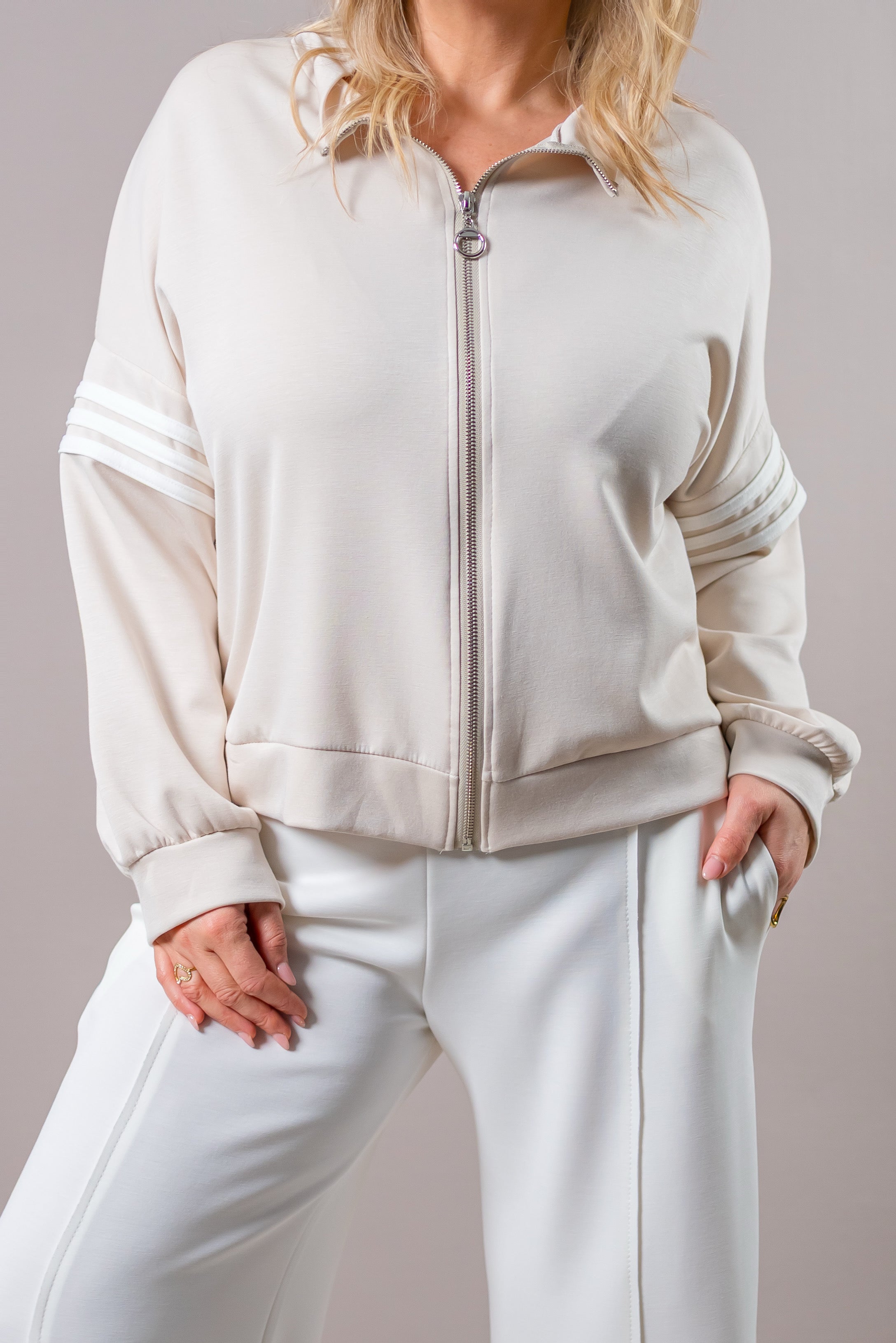 Stylische Sweatjacke mit Kontraststreifen, creme/weiß