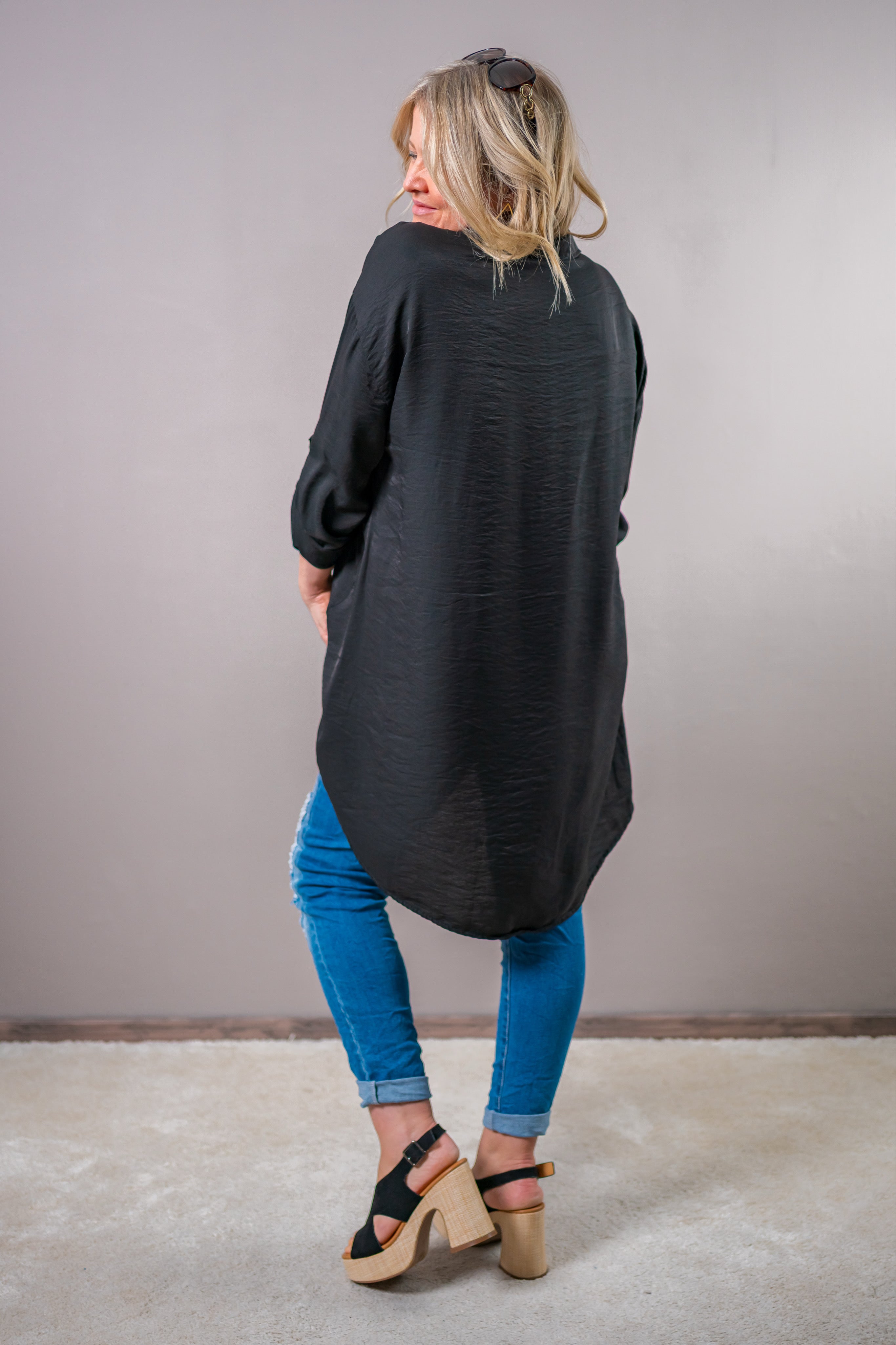 Long-Bluse mit Hemdtaschen, schwarz