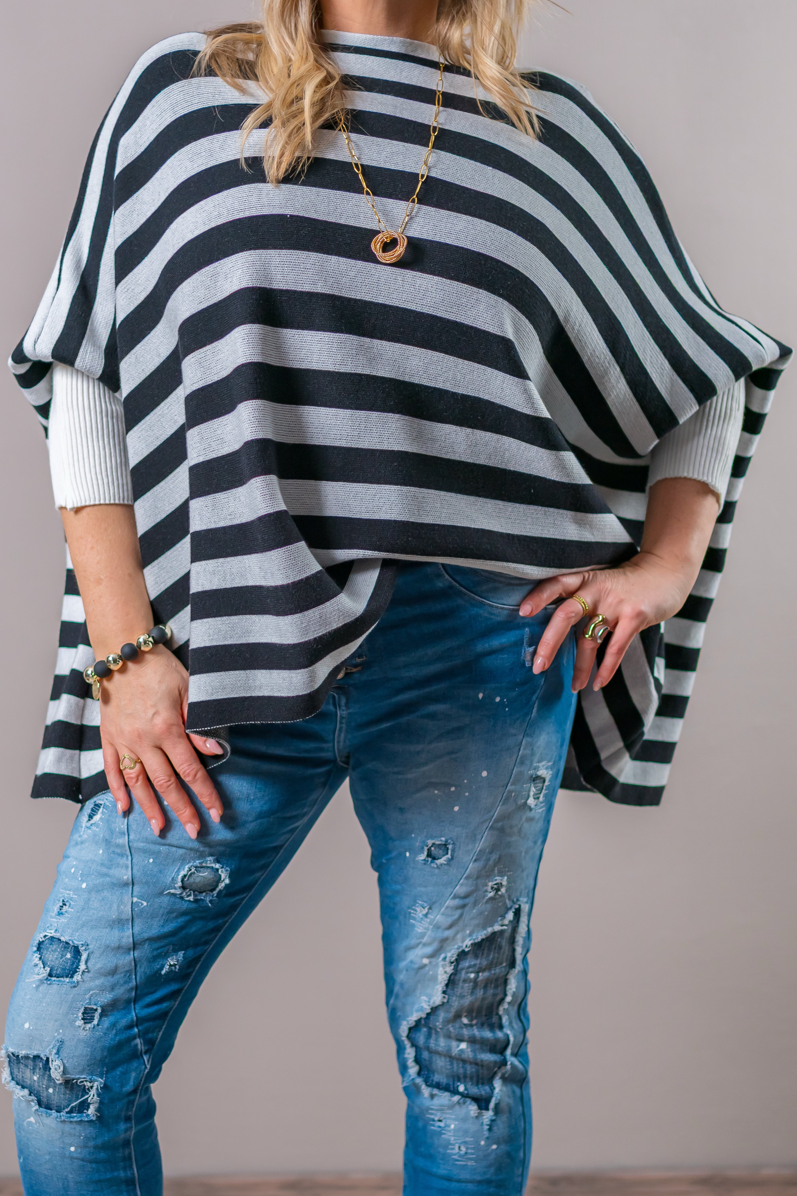 Gestreifter Strickpullover mit Stulpenärmeln, schwarz/weiß